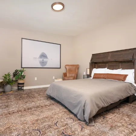 The Vintage Hideaway! Bright apartment, private yard and Starlink internet!