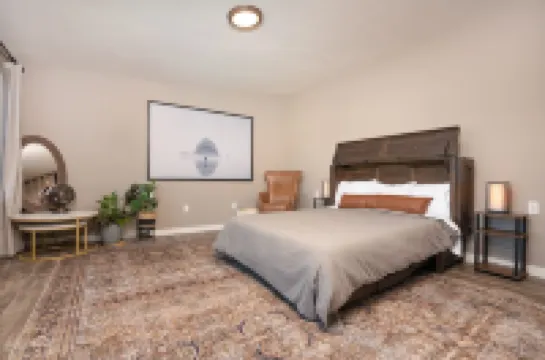 The Vintage Hideaway! Bright apartment, private yard and Starlink internet!