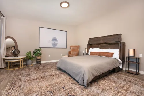 The Vintage Hideaway! Bright apartment, private yard and Starlink internet!