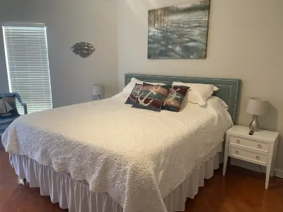 Lovely 1st Floor, Waterfront 2 Bedroom Condo with Pool, Pickleball and Tennis Well Kept附近的飯店