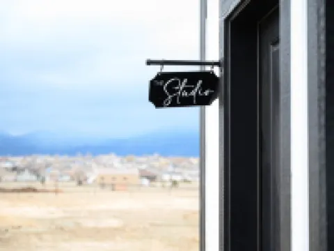 ♥︎Romantic Retreat♥︎Boutique Apt/Hot tub/Fire Pit Hotels in Fountain