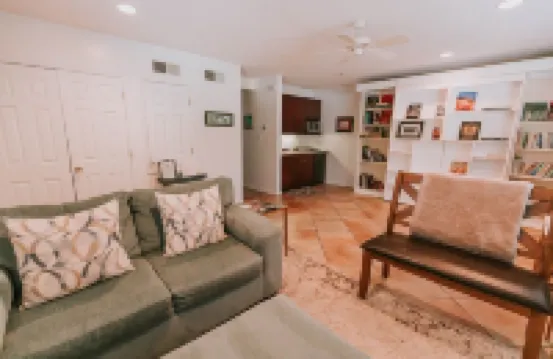 The Queen Suite - perfect Ocean Springs location only 1 block to Front Beach!