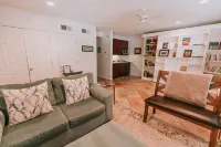 The Queen Suite - perfect Ocean Springs location only 1 block to Front Beach!