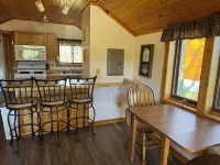 Cozy 2 bedroom cottage with full kitchen minutes from Pictured Rocks Cruises! ミューニシングのホテル