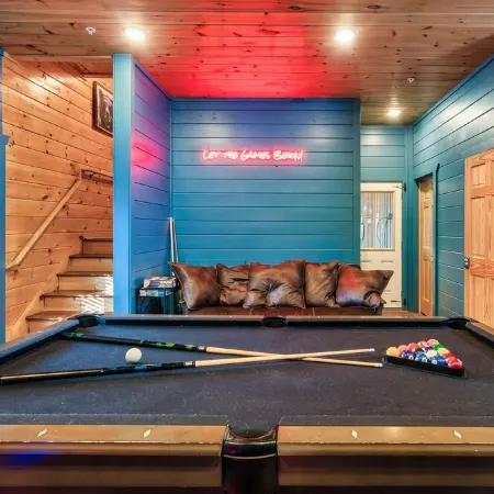 Smokies Private Pool Cabin, Sleeps 14,Theatre & Game Room, Minutes from Parkway!