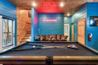 Smokies Private Pool Cabin, Sleeps 14,Theatre & Game Room, Minutes from Parkway! - 4 ดาว