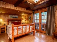Romantic & private cabin on Rogue River, 1 hr from Crater Lake Hotels in Trail