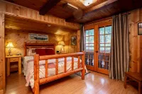 Romantic & private cabin on Rogue River, 1 hr from Crater Lake