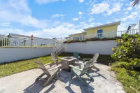 Rare Find, Inlaw suite, Oceanviews, Outside Dining, and Walk to Beach!