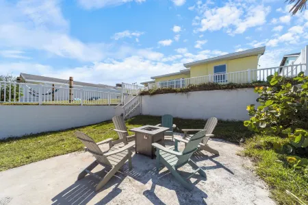 Rare Find, Inlaw suite, Oceanviews, Outside Dining, and Walk to Beach!