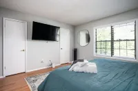 Vibrant Family Retreat~Sleeps 8~2 Kings~ Game Room