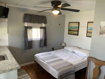 Cozy Little Cottage on chincoteague island va. Hotel dekat Tom's Cove Quarter Horses