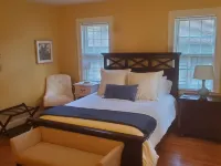 Quiet, home-style stay in historic Washington Park neighborhood.