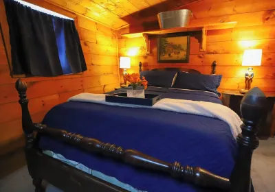 LAKE FRONT: Cozy 4-bedroom lake CAMP with WiFi and an outdoor firepit! Hotel in zona Odd Pine Farm