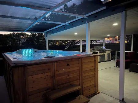 Enjoy a new remodeled house minutes away from Anna Maria Island Отели рядом с достопримечательностью «Биг Фиш»