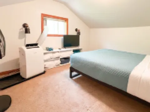 Escape to the Lake! Walk to water & local dining!