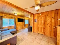 "Otsego Lake Retreat" Charming 3-bedroom house with WiFi and AC in Gaylord