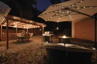 Stylish Mid-Century Modern Private Studio Blocks from UF and Stadium!