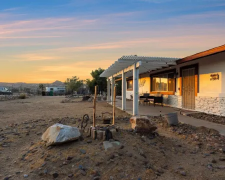 Desert Ruby: Stargaze, Spacious, Hot Tub, Fire pit, Fenced, Pet Friendly Hotels in Yucca Valley