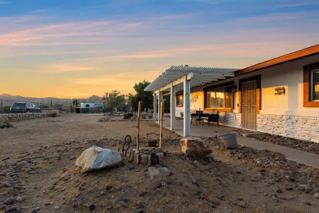 Desert Ruby: Stargaze, Spacious, Hot Tub, Fire pit, Fenced, Pet Friendly