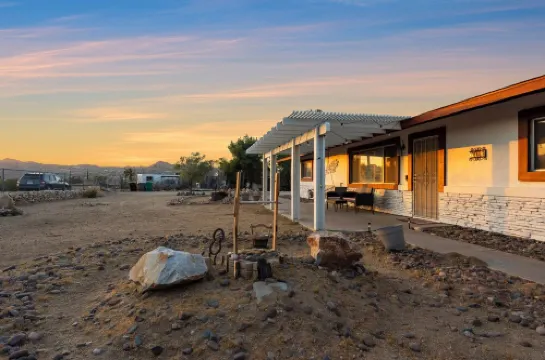 Desert Ruby: Stargaze, Spacious, Hot Tub, Fire pit, Fenced, Pet Friendly