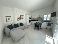 Villa Giuliana luxury home: swimming pool, solarium, barbecue. A few steps from the sea