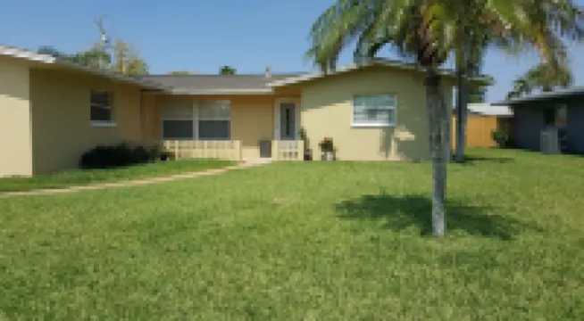 4 BEDROOM HOUSE JUST A WALK TO THE BEACH!