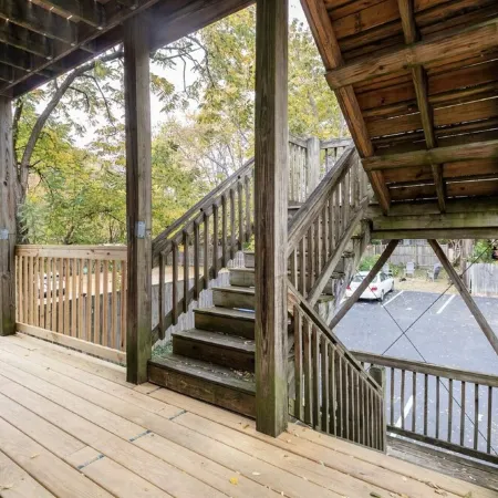 Newly Renovated 2BR Apartment w/ Free Parking in Downtown
