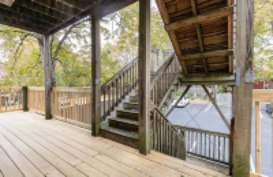 Newly Renovated 2BR Apartment w/ Free Parking in Downtown