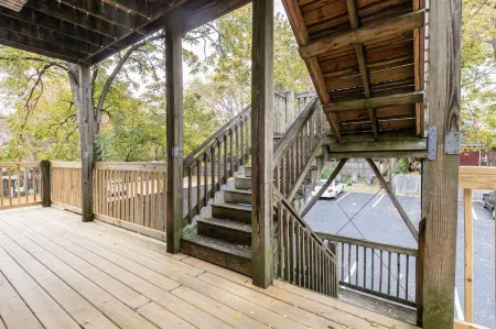 Newly Renovated 2BR Apartment w/ Free Parking in Downtown