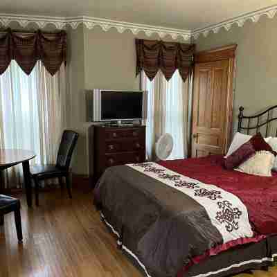 1895 Grand Victorian Lady 4 Bedrooms 3 Baths Lush Gardens Pet Friendly Gorgeous! Rooms