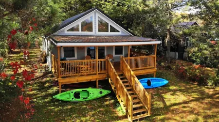 All Decked Out-NEW Lakefront!-Sleeps 6-Close to Colgate!
