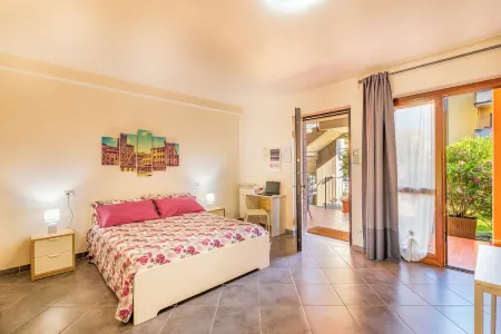 LE ORTENSIE Independent mini-apartment outdoor space and small garden