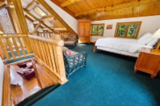 Charming 3-bedroom Log Cabin by the lake