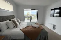 HORIZON at BINALONG BAY Have fun with the whole family at this new beach house.