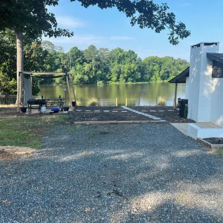 Cozy lake front house with dock on Lake Tillery