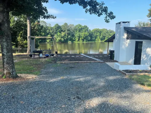 Cozy lake front house with dock on Lake Tillery