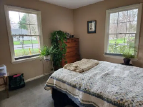 2 mi from VT campus. Great house - football games, graduation, or campus visits. Hotels in Blacksburg