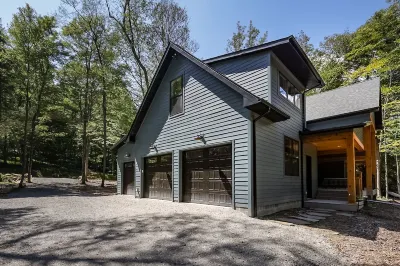 NEW Farmhouse 3 Acres & 1,000 ft of Laurel Run Close to Morgantown