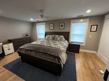 Beach house, inground pool, hot tub, Large backyard,1.5 Miles from Misquamicut