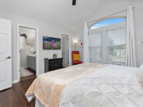 ⭐️ Luxe Paradise ⭐️  3 King Beds ✅  Fast Wifi ✅  Free Parking Hotels in Raymore