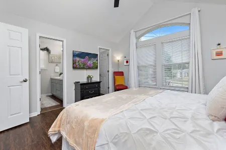 ⭐️ Luxe Paradise ⭐️  3 King Beds ✅  Fast Wifi ✅  Free Parking