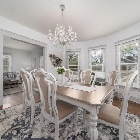 Relax at this charming, cozy DT hideaway - Pet friendly