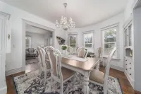 Relax at this charming, cozy DT hideaway - Pet friendly