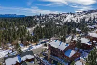 Condo w/ Beautiful Mountain View. Steps from Ski/Trails. Donner Lake. EV outlet