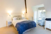 Secluded,  warm & cosy cottage - rural but  10 mins easy walk of shop/pubs.