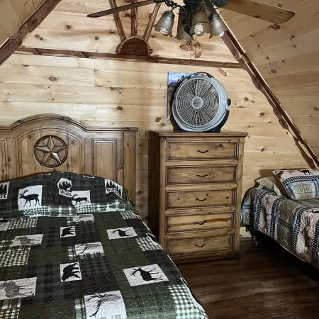 2 bedroom 1 bath cabin with privacy, 1 mile from main highway