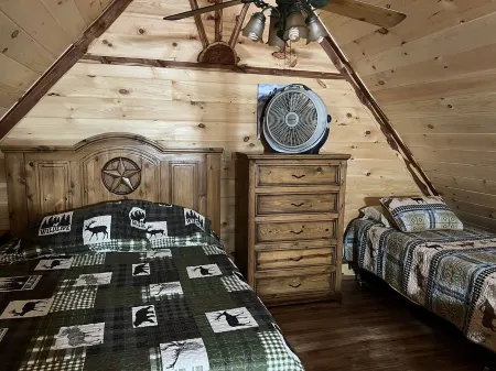 2 bedroom 1 bath cabin with privacy, 1 mile from main highway