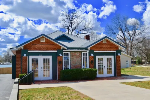 Cottage on Main - 355 Hotels in Forest City