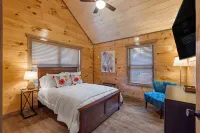 Brand new cabin with hot tub close to Dollywood! Hotels near RainForest Adventures Zoo
